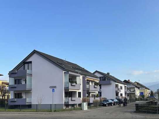 Hochwertige 4-Zimmer-Wohnung im DG mit 3 Balkonen und Schwarzwaldblick