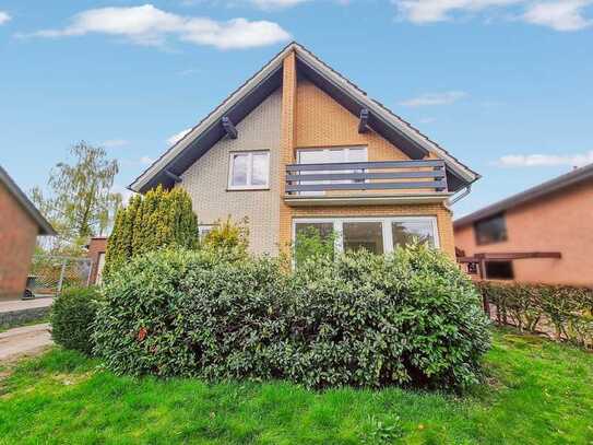 Modernisiertes Einfamilienhaus mit 4 Zimmer, einer Garage,
ein Keller und einem großen Garten.