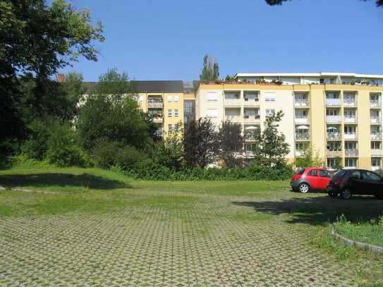 Preiswerter Außenstellplatz im Innenhof sofort verfügbar!