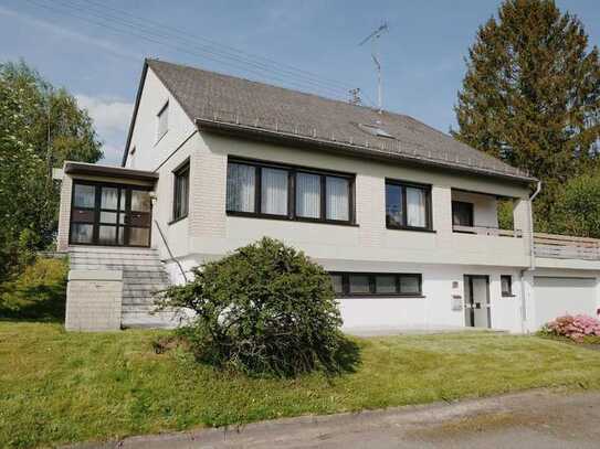 Freistehendes Architektenhaus mit Gewerbeeinheit und großem Garten