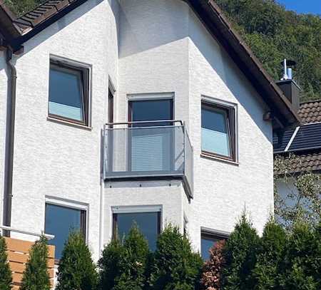 Moderne Doppelhaushälfte mit Garten und Garage in traumhafter Aussichtslage