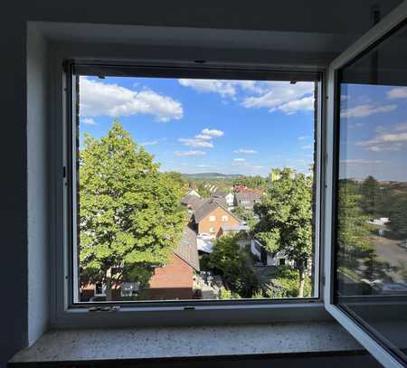 Vermietung nach Modernisierung 2-Zi.-Wohnung mit West-Loggia und Stellplatz in Hildesheim