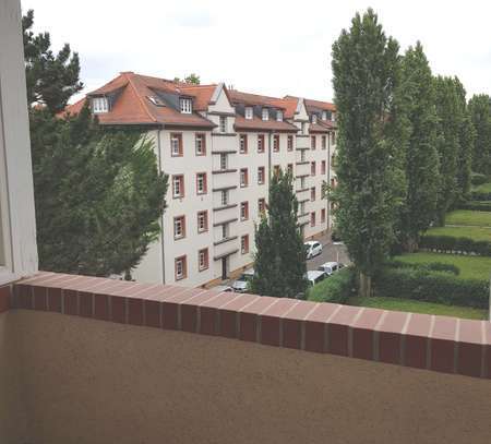 Helle zum Innenhof gelegene 2-Raum-Wohnung in Plagwitz mit Tageslichtbad, Wanne und Balkon