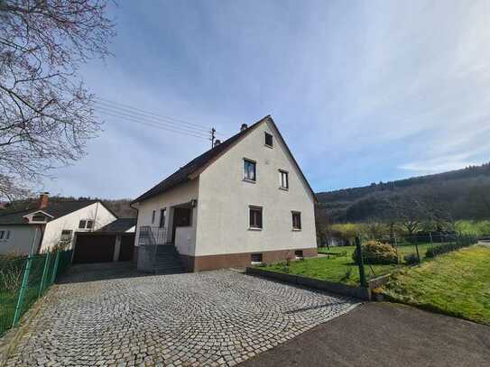 Familienfreundliches 1 - 2 Familienhaus auf 857 m² Grund in ruhiger Siedlungsrandlage in Reichenbach