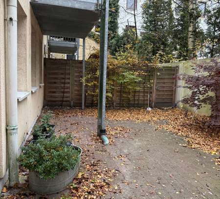 Sanierte Altbauwohnung im Hinterhof mit großer Terrasse in Schanzenlage!