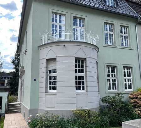 Möblierte 3 Zimmer Dachgeschosswohnung mit hohen Decken in wunderschöner Villa in Riehl zu vermieten