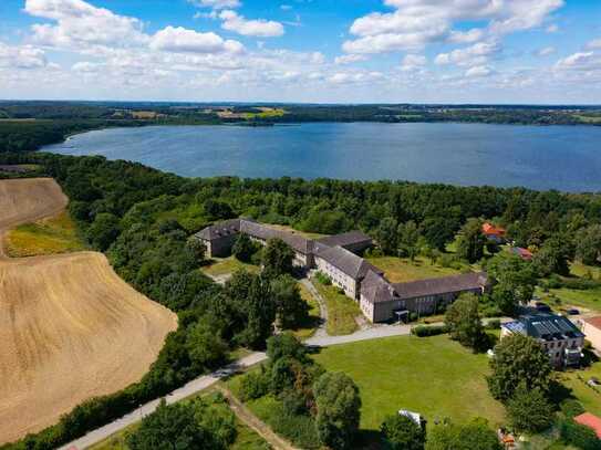 Entwicklungsobjekt in ruhiger Natur mit Seeblick