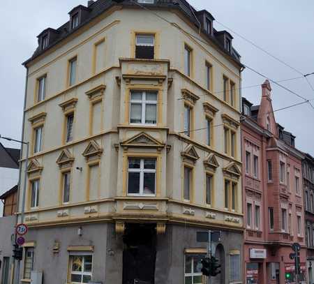 Wohn- und Geschäfshaus mit zwei Außenplätze u. Cafe