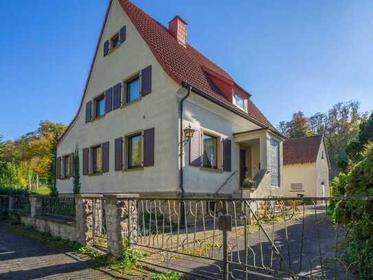 Sanierungsbedürftiges Wohnhaus mit sehr großem Grundstück und einer Menge Möglichkeiten!