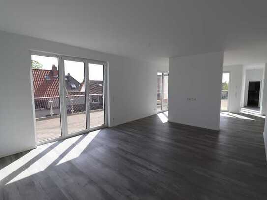 Neuwertige und helle Penthouse-Wohnung mit Dachterrasse und Carport