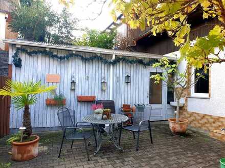 Häuschen mit Hof und Garten