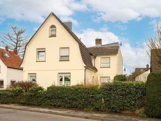 Bergisch Gladbach - Heidkamp: Zwei vermietete Wohnungen und eine freie Wohnung auf großem Grundstück