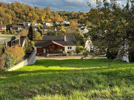 Baugrundstück für 1-2-Familienhaus in Südhanglage am Fuße eines Weinbergs