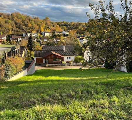 Baugrundstück für 1-2-Familienhaus in Südhanglage am Fuße eines Weinbergs