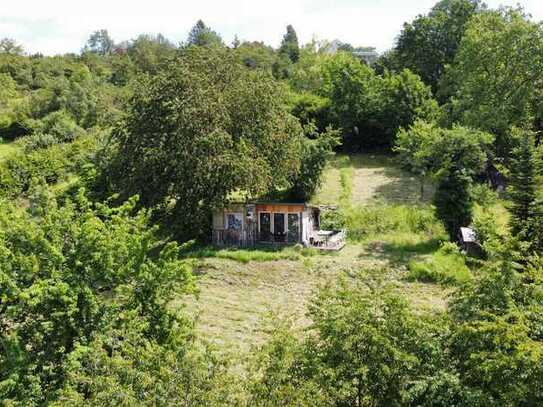 Sonniges Gartengrundstück mit großem Gartenhaus