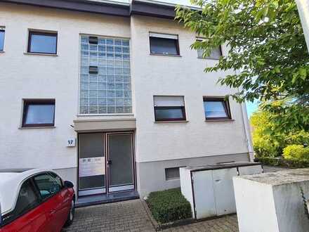 Modernisierte 5-Raum-Wohnung mit Balkon und Einbauküche in Leonberg