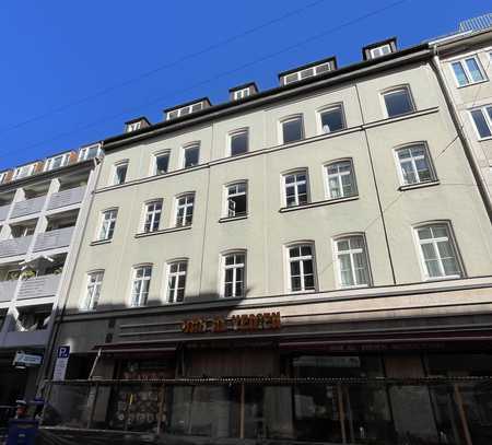Zentrale und sanierte 2-Zimmer-Obergeschosswohnung mit Terrasse in München zu verkaufen!