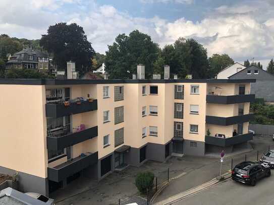 erst kürzlich sanierte schöne 3 -Raumwohnung mit zeitgemäßen Bad sowie Gäste WC plus Balkon