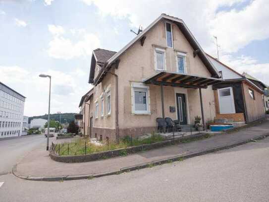 Vieles saniert - Wohnhaus mit großer Dachterrasse