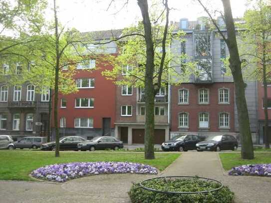 Geschmackvolle 1-Zimmer-DG-Wohnung mit Einbauküche in Aachen