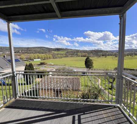 Eigennutz oder Kapitalanlage Zweifamilienhaus im Grünen mit unverbaubarem Blick und Ausbaureserve.