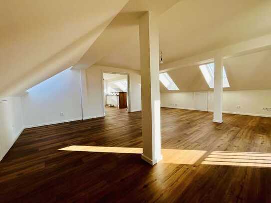 Künstlerische Loft - 2-Raum Dachgeschosswohnung mit gehobener Innenausstattung in Regensburg