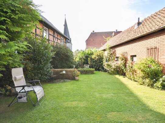 Großzügiges Zweifamilienhaus auf idyllischem Grundstück in Vechelde-Sierße!