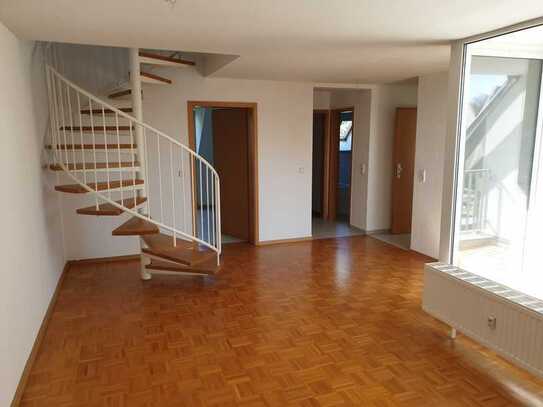 Helle gemütliche 2-R.- Maisonette-Wohnung mit Balkon und TG-Stellplatz
