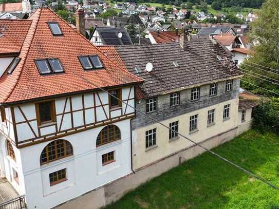 Herrschaftliches Wohnhaus mit Anbau bietet viel Potenzial