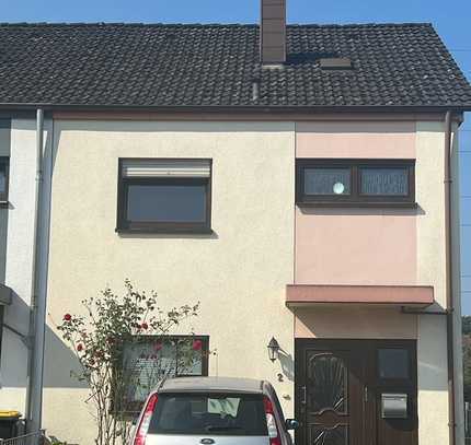 Schönes Reihenendhaus mit Garage in ruhiger Wohngegend von Dillingen-Diefflen