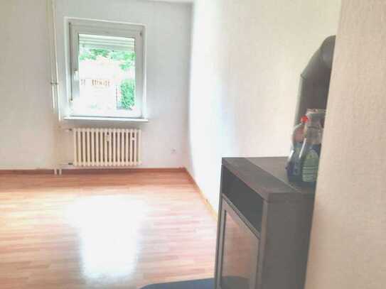 2,5 Zimmer Wohnung komplett renoviert mit Kaminofen zum Einzug bereit.