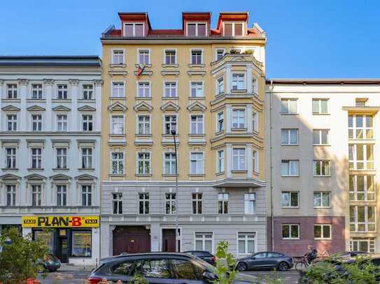 Historischer Charme trifft auf modernen Komfort: 2 Zi.- Altbauwohnung mit Balkon und EBK in Fr.hain.