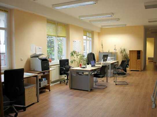Zentrale Stadtlage, schönes Büro in kleiner Einheit in ruhiger Lage, Stellplätze vorm Büro!