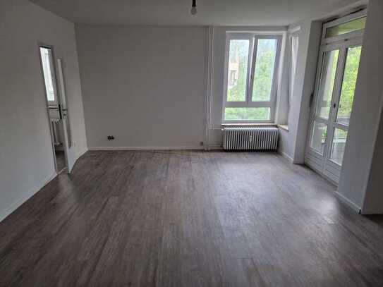 Schöne gepflegtes 4-Zimmer Wohnung mit Balkon dicht *Gleisdreieckpark*