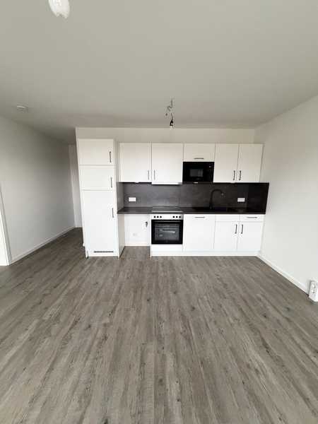 Helle 2-Raum-Wohnung: EInbauküche und Balkon