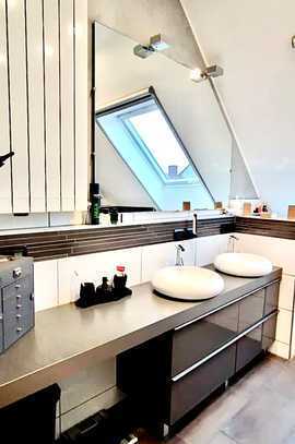 Schöne und vollständig renovierte 3,5-Zimmer-Dachgeschosswohnung mit Garten und EBK in Remscheid