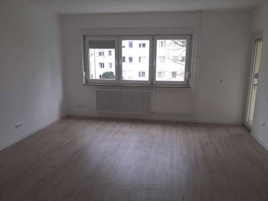 Schöne, ruhig gelegene, zentrumsnahe 3-Zimmer-Hochparterre-Wohnung mit Balkon in Stuttgart