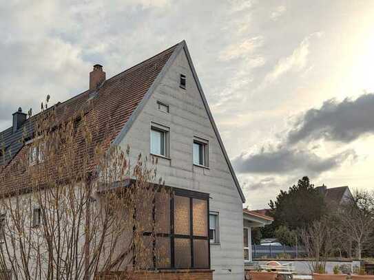 Charmante kleine Doppelhaushälfte mit Wintergarten in beliebter Wohnlage. Teilweise modernisiert