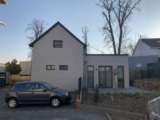 Kleines Haus/Wohnung mit EBK und Garten