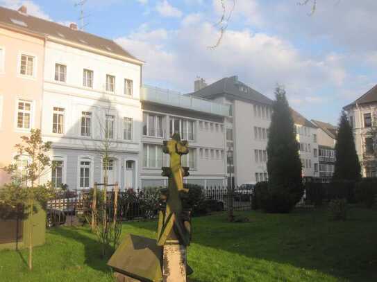 Helle 2-Zimmer-Wohnung 2 OG mit Blick auf die Liebfrauenkirche in Krefeld