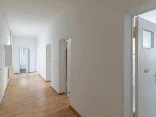 GUT GESCHNITTENE 2,5 ZIMMER WOHNUNG - BALKON - MIT POTENTIAL - GELEGEN IN ZEHLENDORF