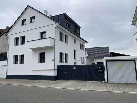 kernsaniertes Dreifamilienhaus mit Einfamilienhaus (Hintergebäude) 3 Garagen und 2 Stellplätze