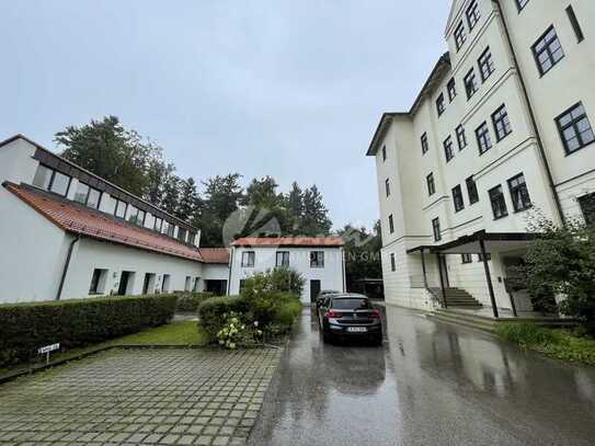 Einzigartige Maisonette-Wohnung im Schloßpark, saniertes Denkmal mit Berglick - zwei Stellplätze