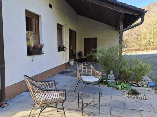 Einfamilienhaus mit Einliegerwohnung, Massivbauweise, in ruhiger Lage mit schöner Aussicht