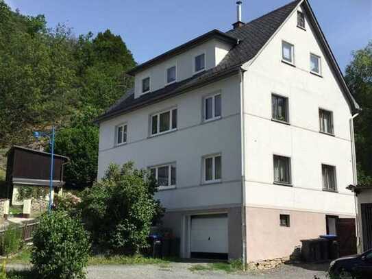 Freistehendes Dreifamilienhaus mit Innenhof, Garten und Garage