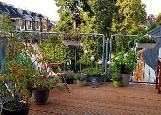 Sanierte Dachgeschosswohnung mit eineinhalb Zimmern sowie Balkon und Einbauküche in Aachen