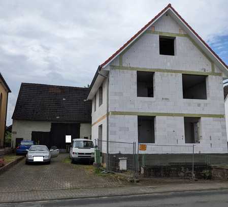 Gelungener Mix - freistehender Rohbau mit Nebengebäuden