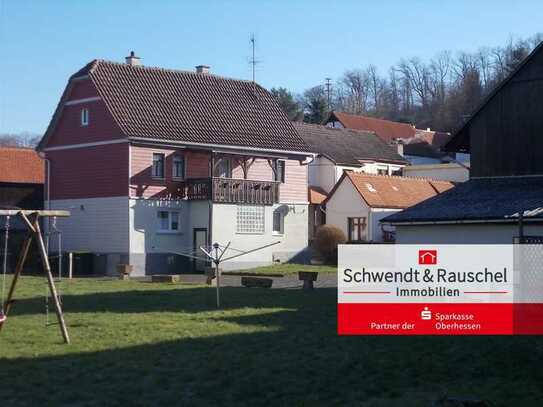 Neuwertige Heizung - prima Raumhöhen - Wohnhaus mit Nebengebäude in Büdingen-Calbach