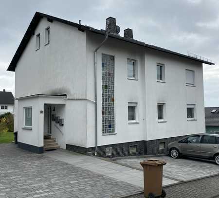 Waldbrunn-Lahr: Mehrfamilienhaus (drei Wohneinheiten) mit Garage und Stellplatz