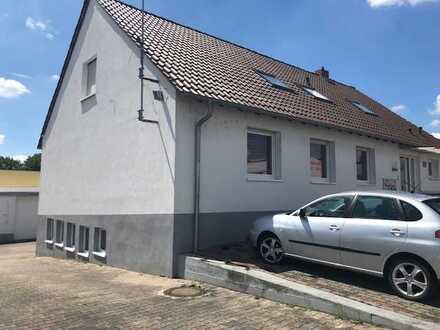 Modernisierte 3,5-Zimmer-DG-Wohnung mit Balkon und Einbauküche in Grünstadt